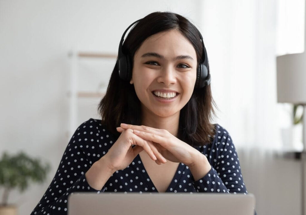 Mit Chats arbeitet ein junge Frau von zu Hause aus