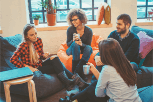 Wie ein Chat-Job frischen Schul- und Uni Absolventen neue Karrieremöglichkeiten bietet 4 9 • Arbeit Zuhause