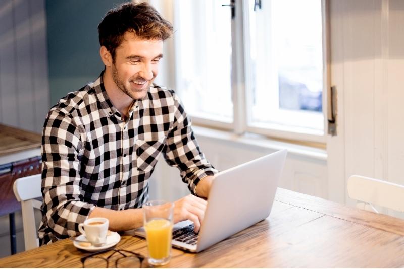 Wie ein reiner Text-Chat-Job Flexibilität für deinen vollen Terminkalender bieten kann 1 Arbeit Zuhause Chat moderator 3 • Arbeit Zuhause